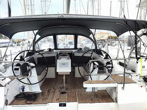 Sailing yacht Bavaria 42 Cruiser for hire in Lefkas Marina