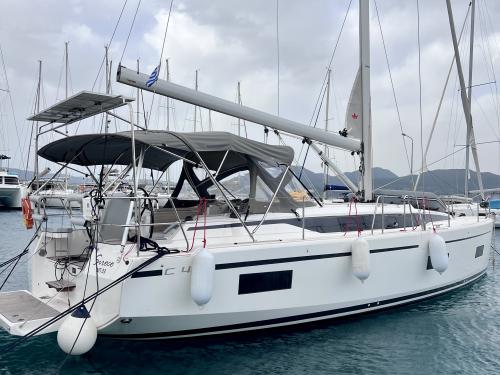 Sailing yacht Bavaria 42 Cruiser available for charter in Pylos Marina
