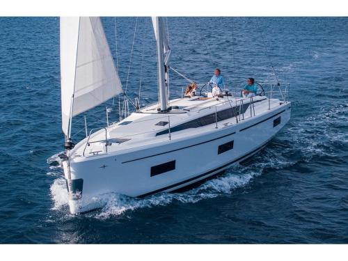 Sailing boat Bavaria 42 Cruiser available for charter in Preveza