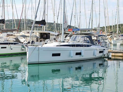 Segelyacht Bavaria 42 Cruiser Yachtcharter in Marina Pirovac