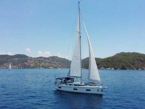 Yacht Bavaria 42 Cruiser for charter in Fethiye