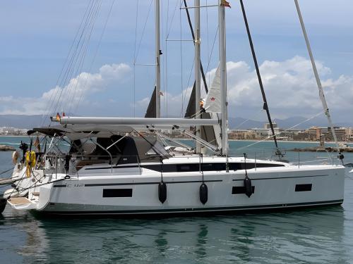 Yacht Bavaria 42 Cruiser available for charter in Palma