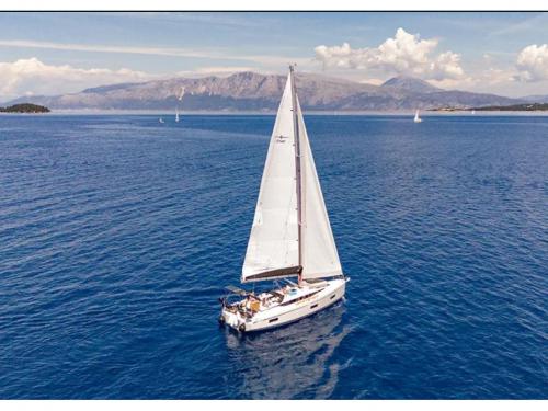 Yacht Bavaria 42 Cruiser available for charter in Lefkas