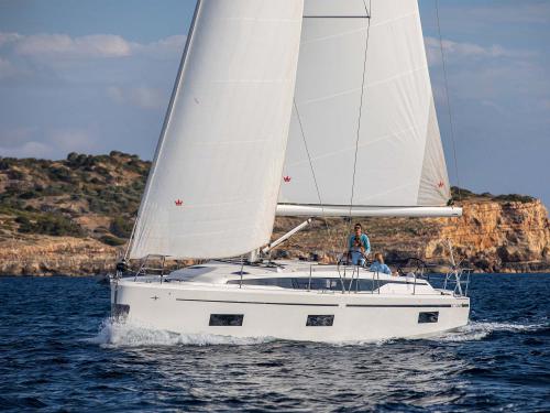 Yacht Bavaria 42 Cruiser for rent in Gouvia