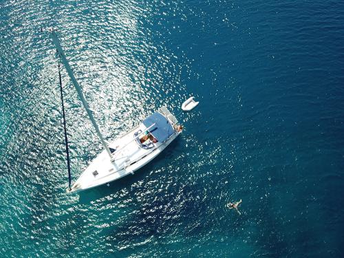 Sailboat Bavaria 43 Cruiser for hire in Alimos Marina Kalamaki