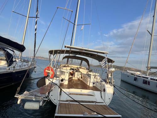 Yacht Bavaria 45 chartern in Nea Peramos