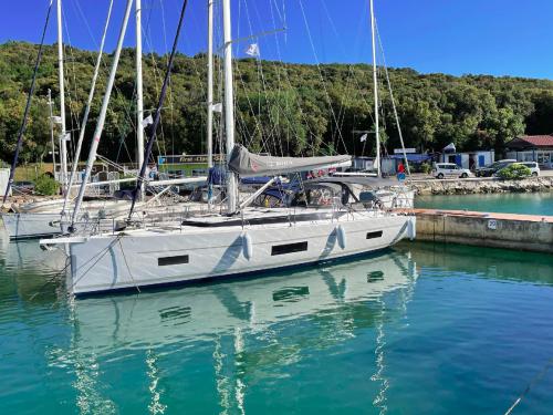 Sailing yacht Bavaria 45 Cruiser available for charter in Marina Veruda