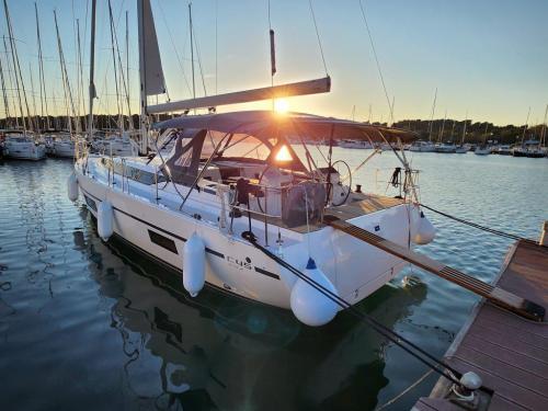 Sailing yacht Bavaria 45 Cruiser for rent in Primosten