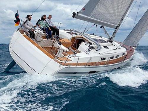 Sailing boat Bavaria 45 Cruiser for rent in Alimos Marina Kalamaki