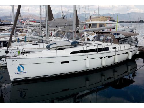 Sailing yacht Bavaria 46 Cruiser for hire in Yes Marina