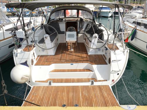 Yacht Bavaria 46 Cruiser available for charter in Tropea Marina