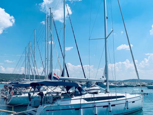 Sailing boat Bavaria 46 Cruiser for rent in Sukosan Bibinje