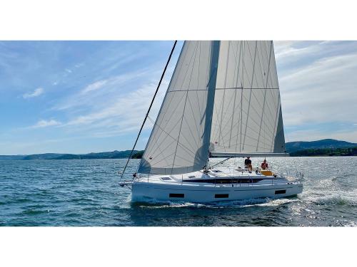 Yacht Bavaria 46 Cruiser for charter in Skiathos