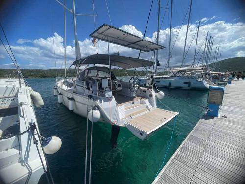 Yacht Bavaria 46 Cruiser Yachtcharter in Marina dell Isola