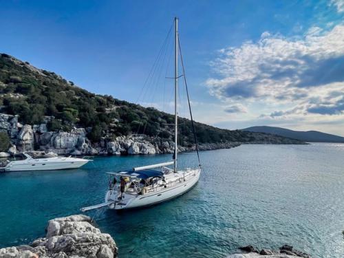 Yacht Bavaria 47 Cruiser chartern in Kallithea