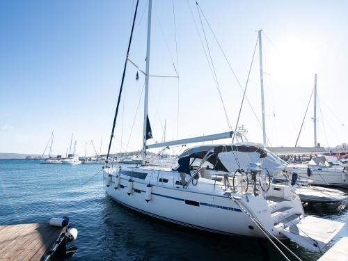 Yacht Bavaria 51 Cruiser for charter in Lavrio