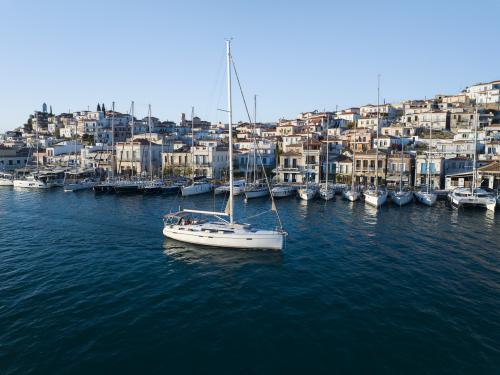 Sailing yacht Bavaria 51 Cruiser for charter in Alimos Marina Kalamaki