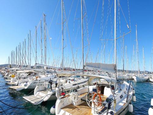 Sailboat Bavaria Cruiser 40 S for charter in Marina Kornati