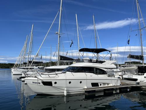 Yacht Bavaria Virtess 420 Fly Yachtcharter in Sibenik