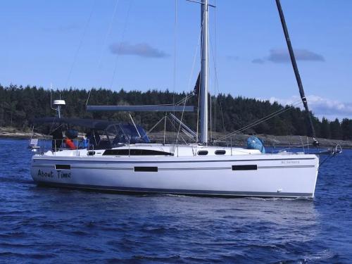 Yacht Catalina 425 for charter in Port Sidney Marina