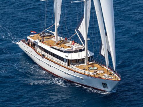 Sailing yacht Navilux for rent in Split