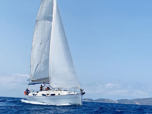 Sailing yacht Cyclades 393 for rent in Gouvia