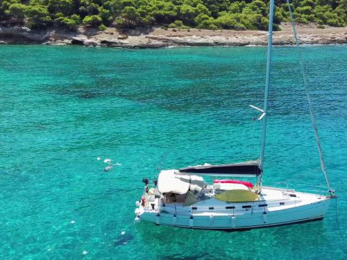 Yacht Cyclades 43 for charter in Salaminas Marina