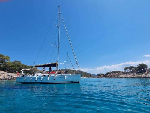 Yacht Cyclades 43.4 for charter in Salamina