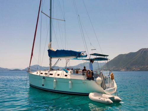 Sailing boat Cyclades 43.4 for rent in Salamina