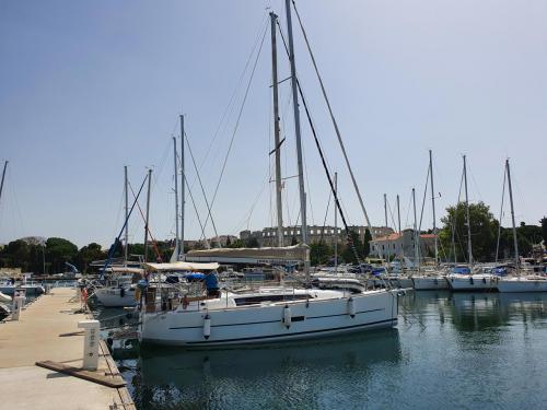 Yacht Dufour 360 Grand Large Yachtcharter in Pomer