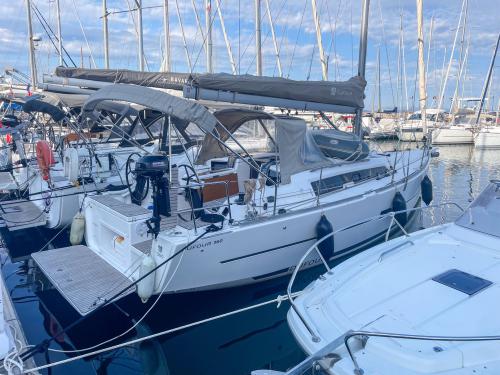 Sailing yacht Dufour 360 Grand Large for rent in Hyeres