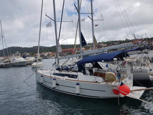 Segelyacht Dufour 360 Grand Large chartern in Komolac