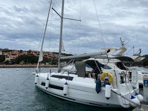 Sailboat Dufour 37 for hire in Athens