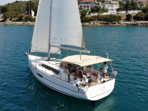 Sailing yacht Dufour 382 Grand Large available for charter in Port Barth