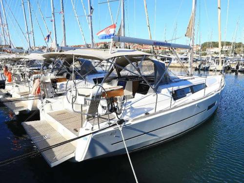Yacht Dufour 382 Grand Large for rent in Pula