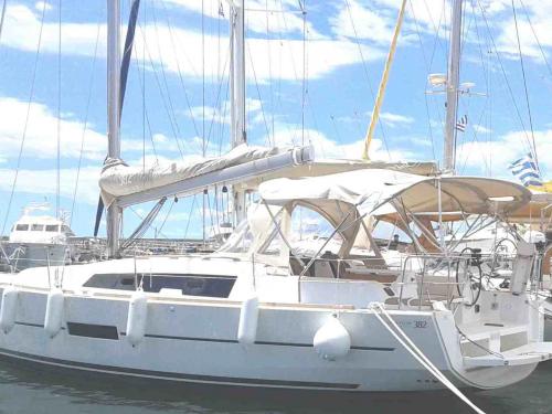 Sailing yacht Dufour 382 Grand Large for rent in Alimos Marina Kalamaki