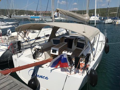 Segelyacht Dufour 390 Grand Large chartern in Marina Punat