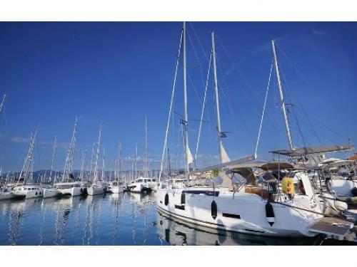 Sailing yacht Dufour 390 Grand Large for rent in Lefkas