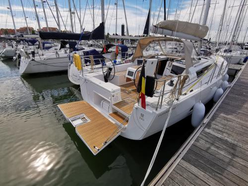 Sailing yacht Dufour 390 Grand Large for rent in Nieuwpoort