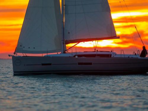 Sailboat Dufour 390 Grand Large for rent in Grimaud