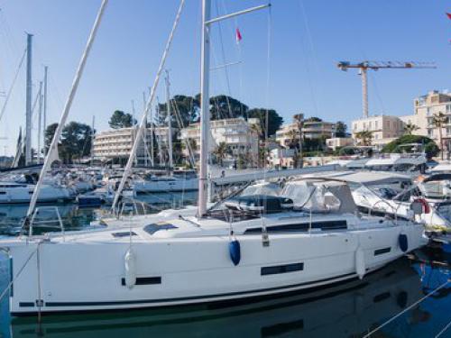 Sailing yacht Dufour 390 Grand Large available for charter in Bandol lsland Marina