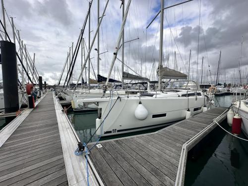 Sailing boat Dufour 390 Grand Large for rent in Port des Minimes