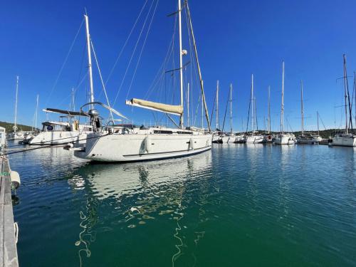 Yacht Dufour 405 Yachtcharter in Marina Pirovac