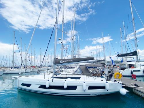 Sailing boat Dufour 41 for charter in Lefkas Sailing boat Dufour 41 for charter in Lefkas