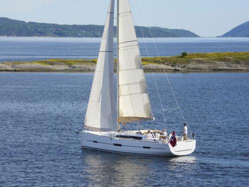 Sailboat Dufour 412 for charter in Pula