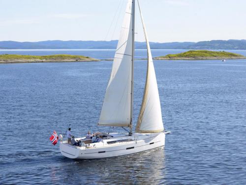 Sailing yacht Dufour 412 for charter in Port Pin Rolland