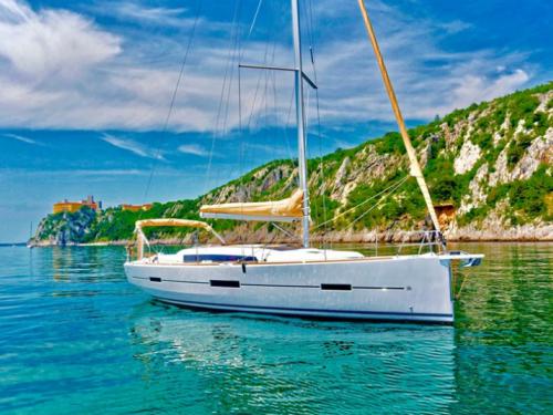 Yacht Dufour 412 Grand Large chartern in Marina Mallorca Nautica