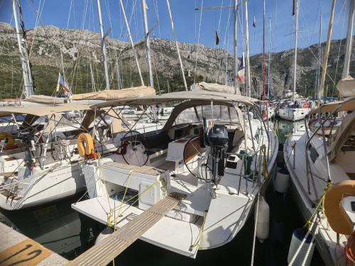 Sailboat Dufour 412 Grand Large for rent in Seget