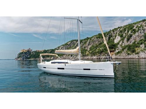 Sailing yacht Dufour 412 Grand Large for rent in Baiona