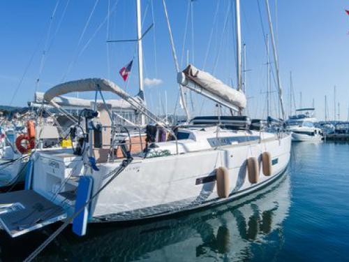 Sailing yacht Dufour 430 for charter in Bandol